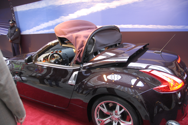 Illustration for article titled 2010 Nissan 370Z Roadster Drops Top Live In New York
